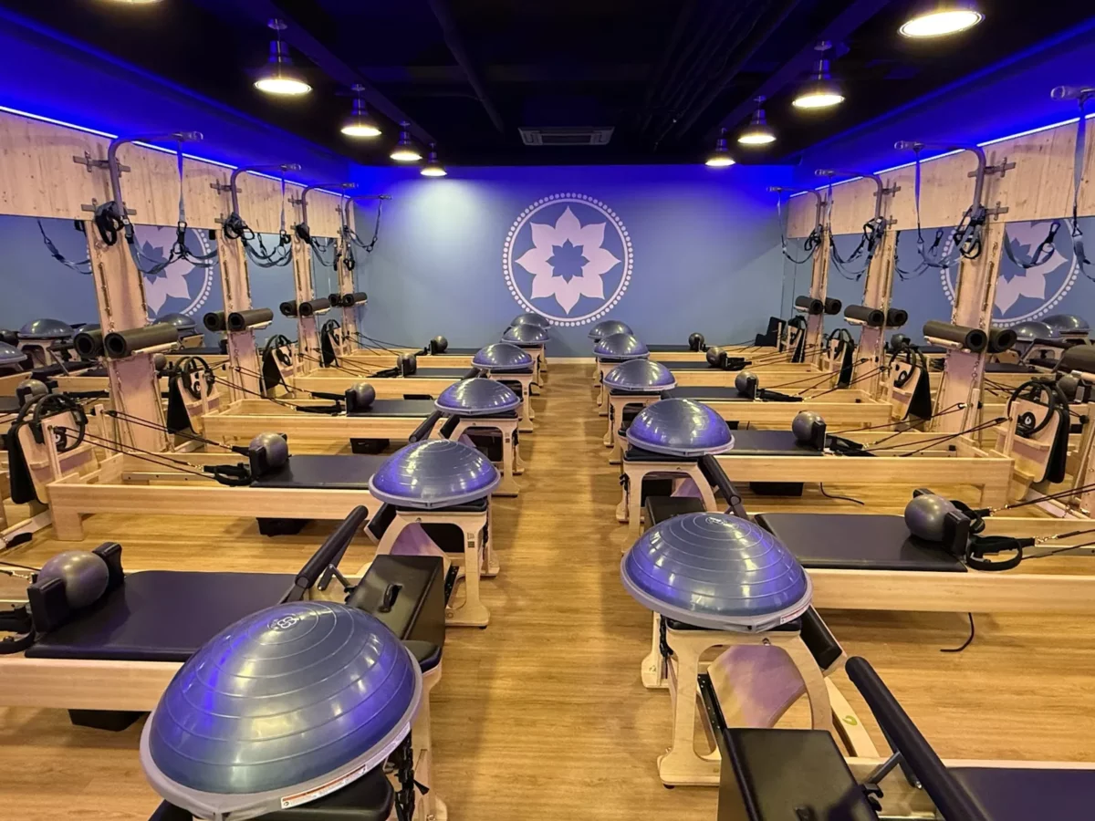 La salle du studio Club Pilates avec ses Reformers alignés